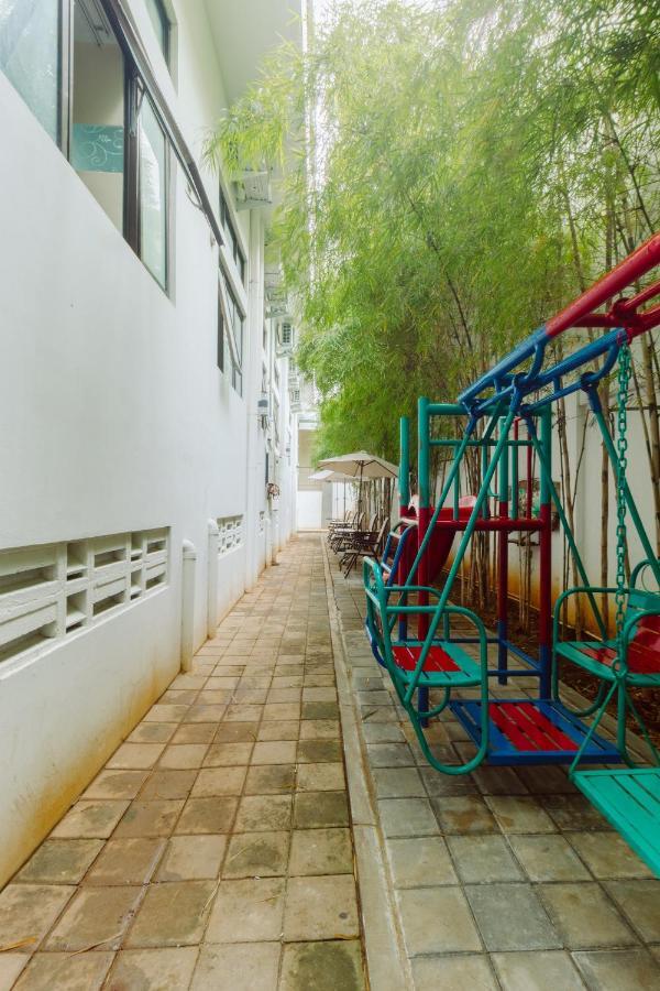 Urbanest Inn House Slipi Yakarta Exterior foto